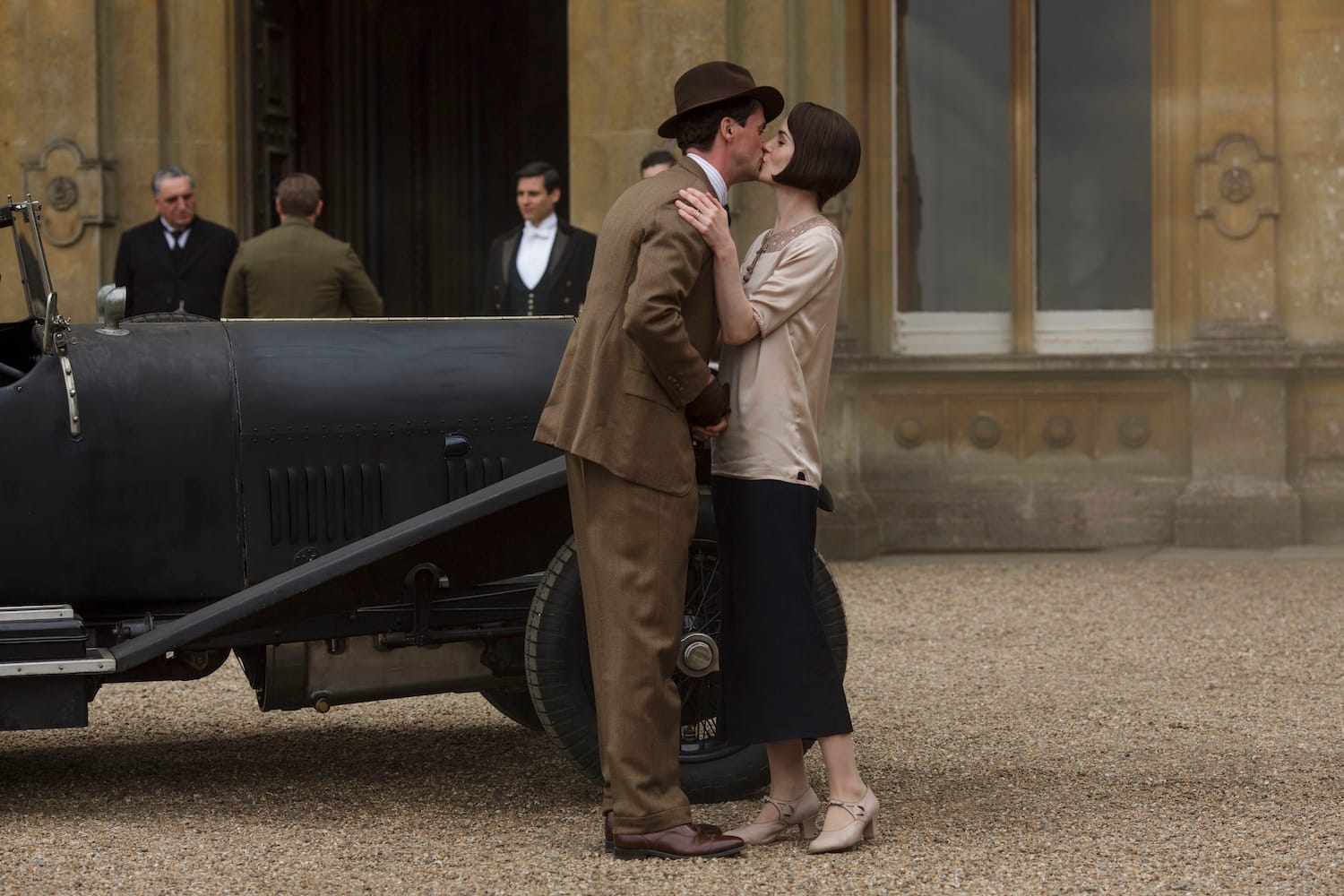 Henry (Matthew Goode) and Mary (Michelle Dockery) kiss when he arrives at Downton.