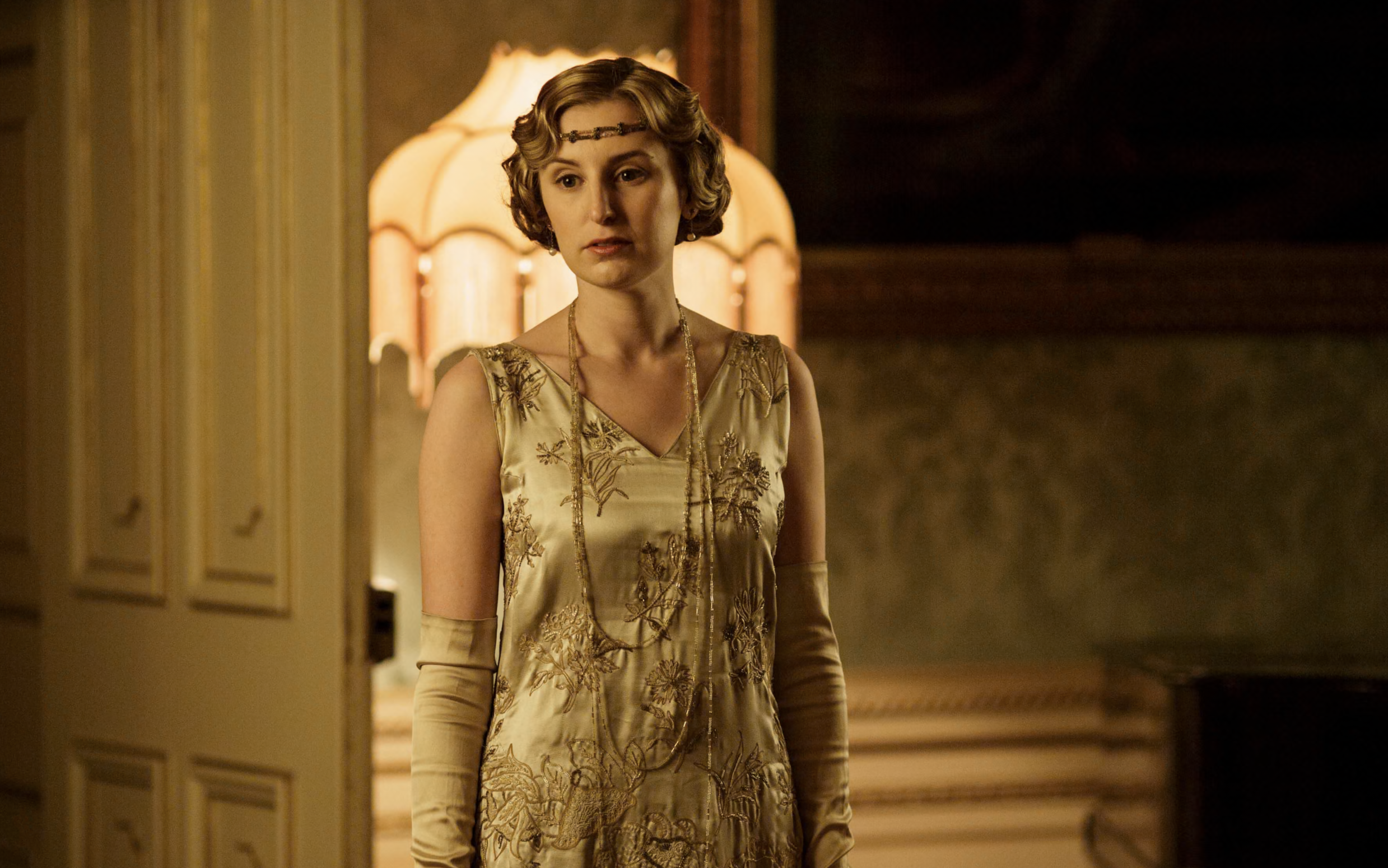 Edith (Laura Carmichael).