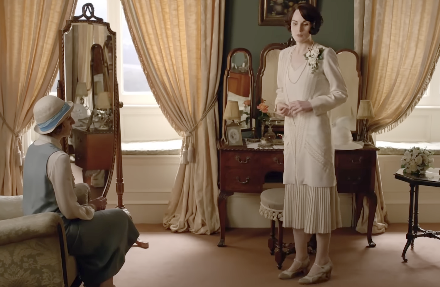 Mary (Michelle Dockery) and Edith (Laura Carmichael).