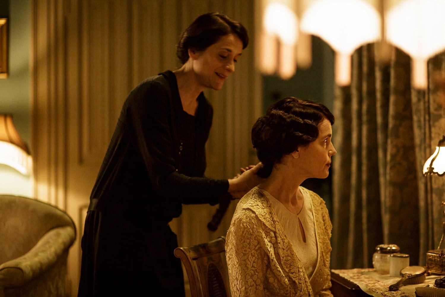Baxter (Raquel Cassidy) and Lady Cora (Elizabeth McGovern).