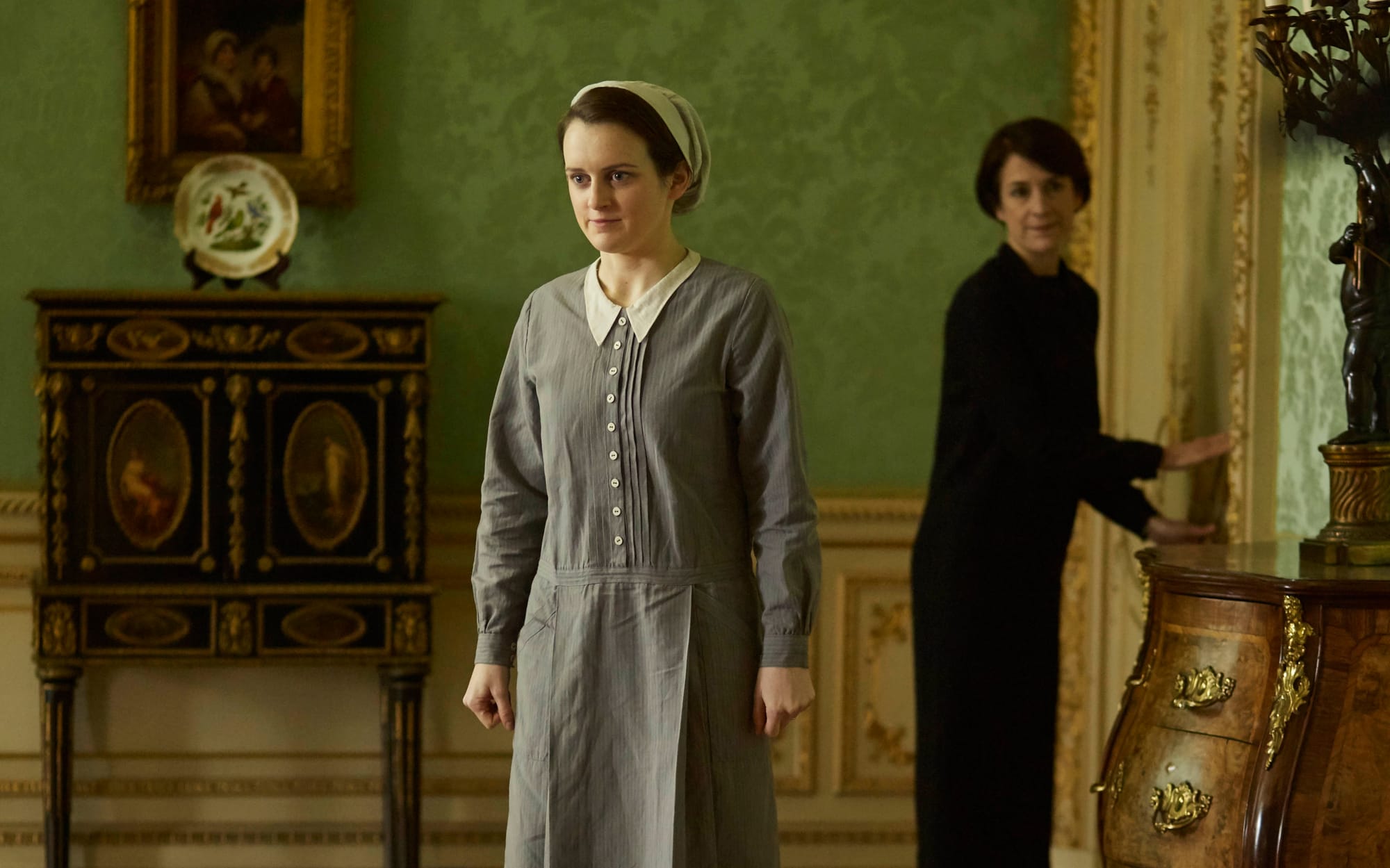 Daisy (Sophie McShera) approaches Cora (Elizabeth McGovern).