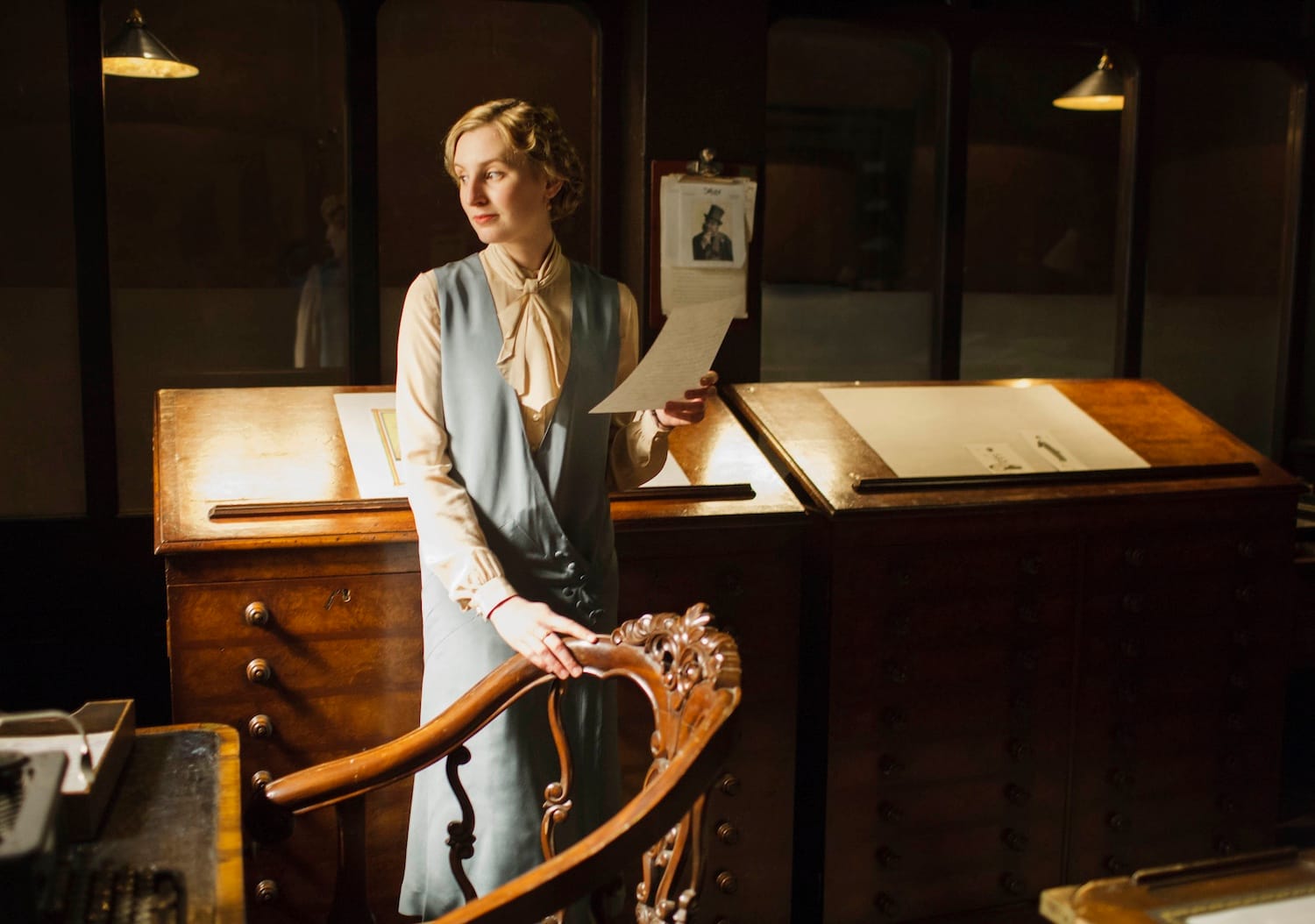 Lady Edith (Laura Carmichael) at work