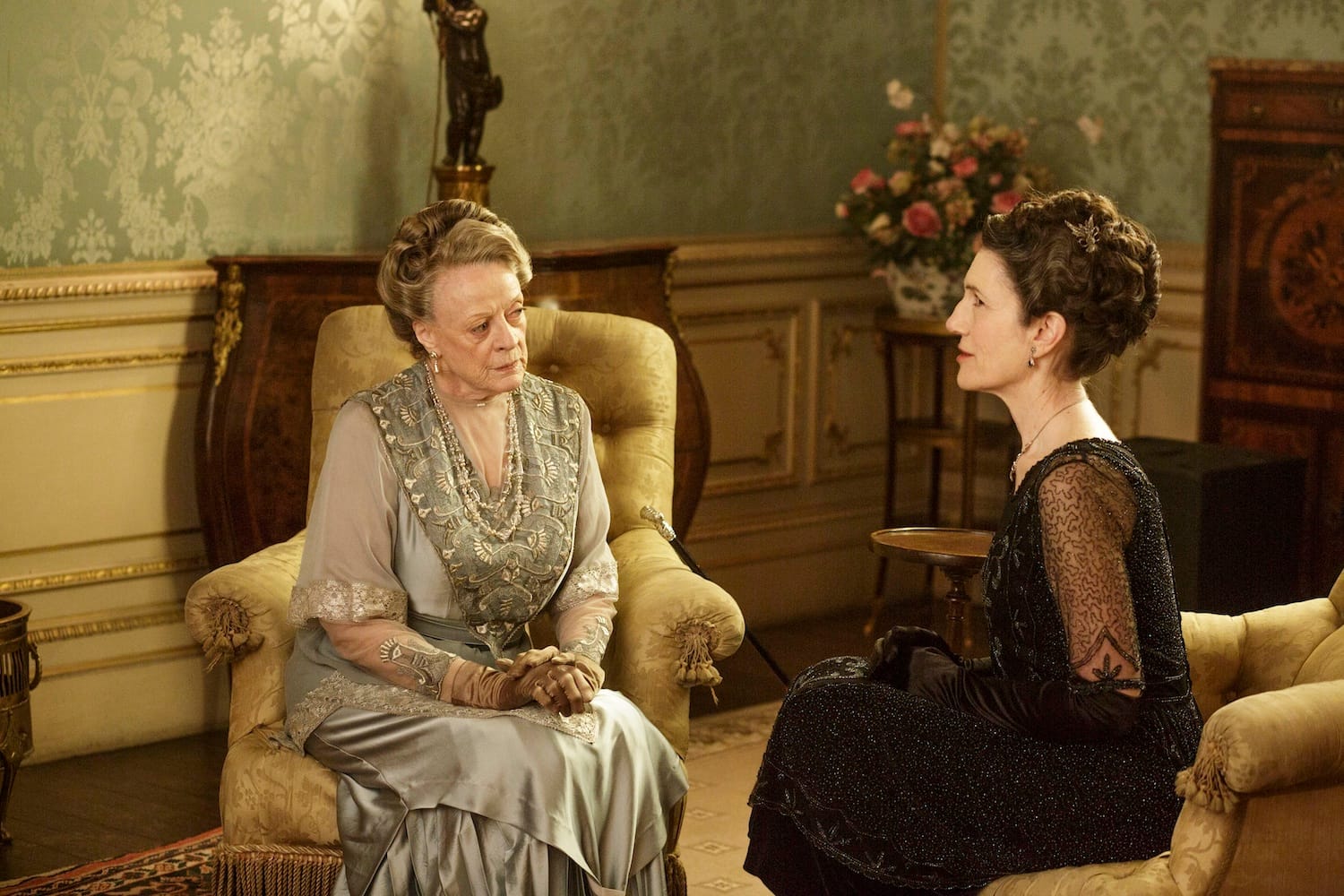 The Dowager Duchess (Maggie Smith) and Lady Shackleton (Harriet Walters).
