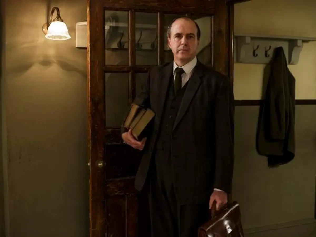 Molesley (Kevin Doyle) in teacher mode.