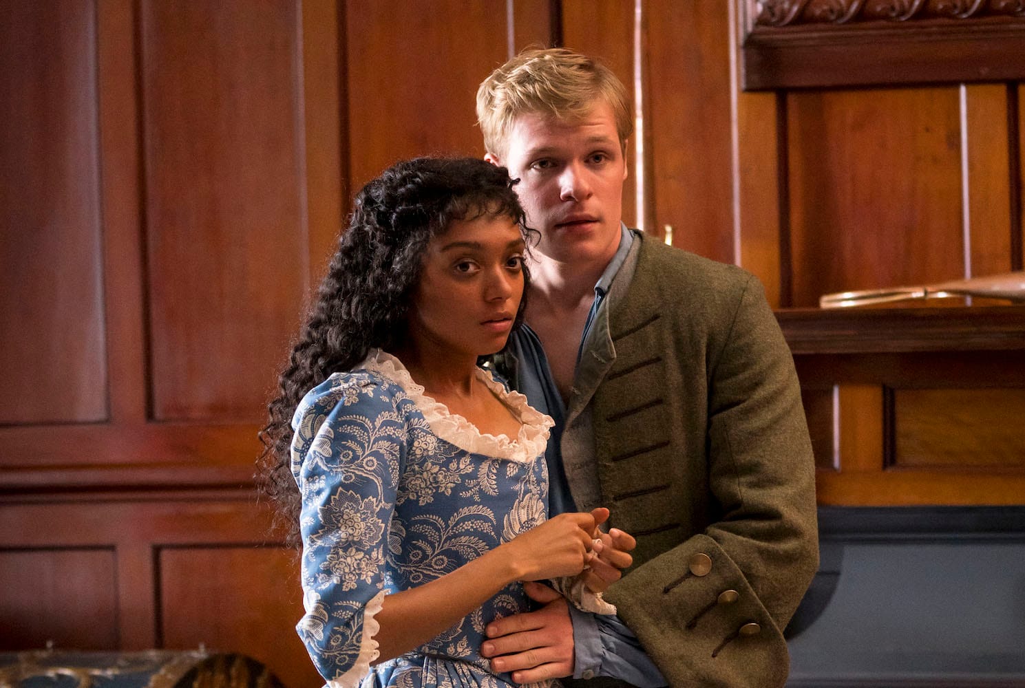 Sophia Western (Sophie Wilde) and Tom Jones (Sollie McLeod).