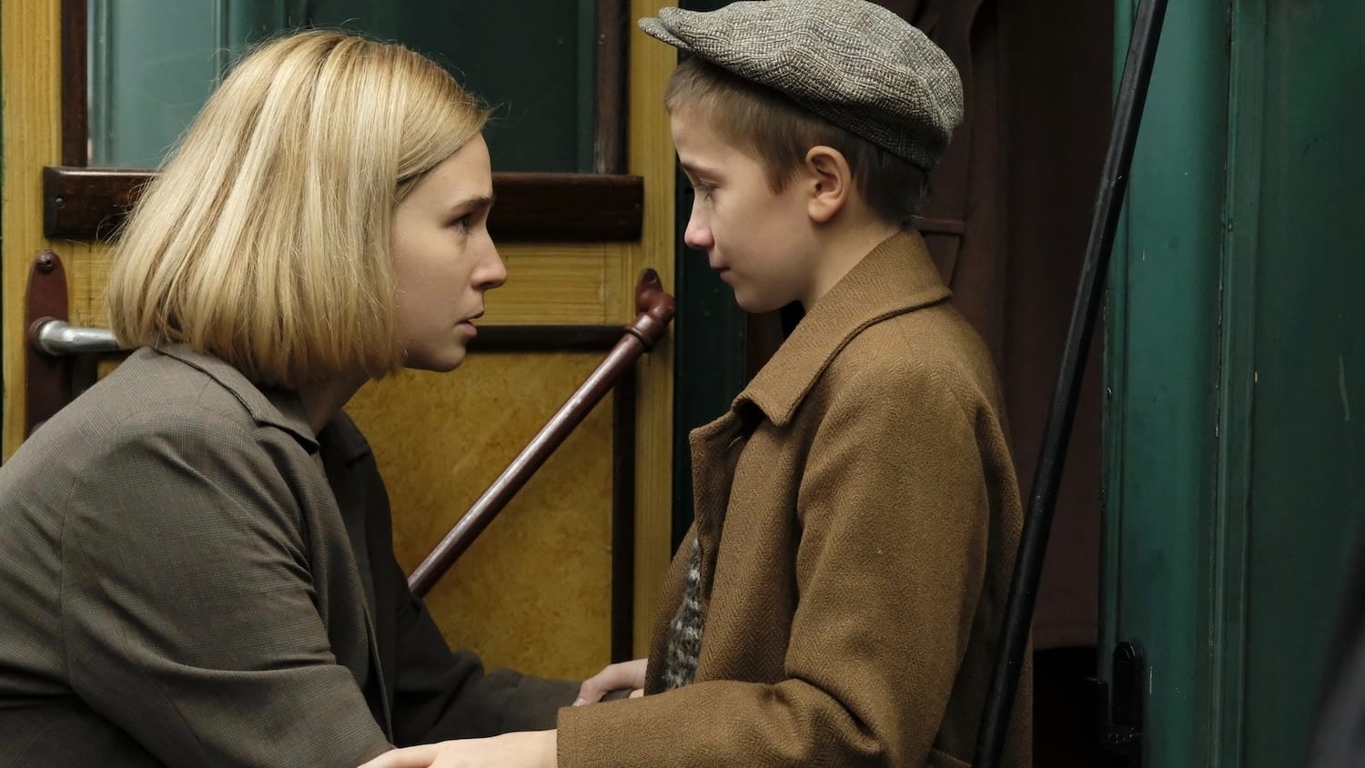 Kasia (Zofia Wichłacz) and Jan (Eryk Biedunkiewicz) in World on Fire Season1