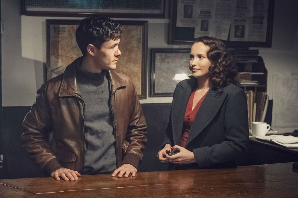 Harry Chase (Jonah Hauer-King) and&nbsp;Lois Bennett (Julia Brown).