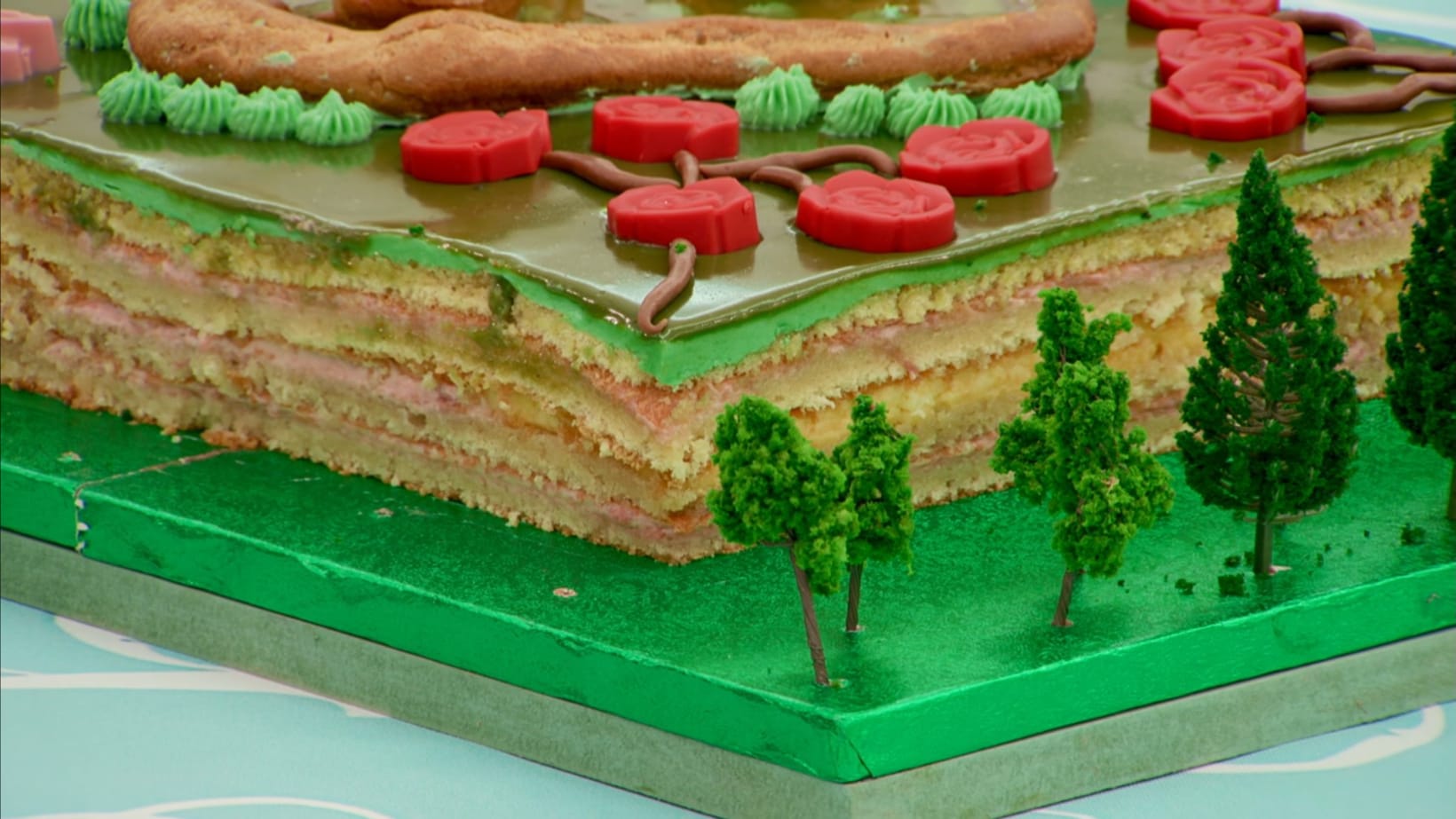 &nbsp;Dan’s Sunny Meadows Showstopper from 'The Great British Baking Show' Season 14's&nbsp;Botanical Week