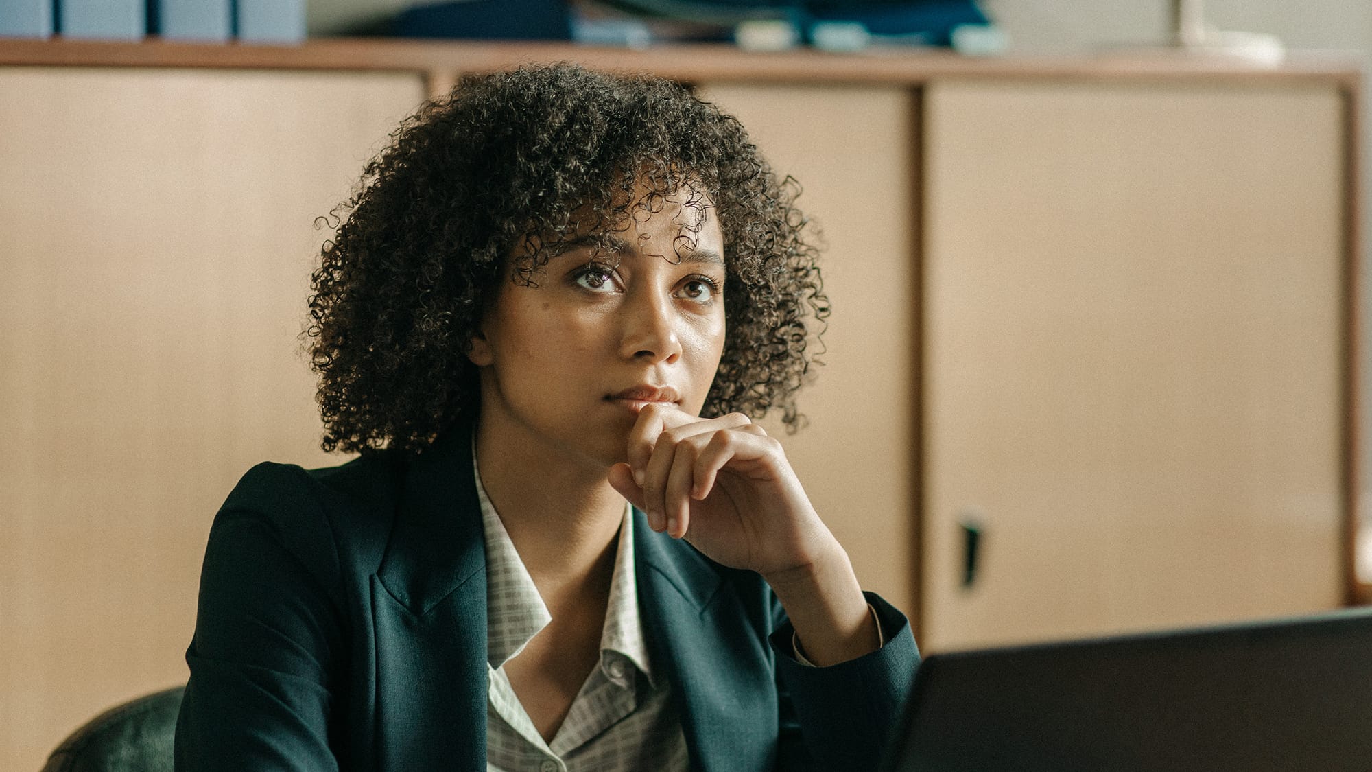 Emma Naomi as Lisa Donckers in 'Professor T'