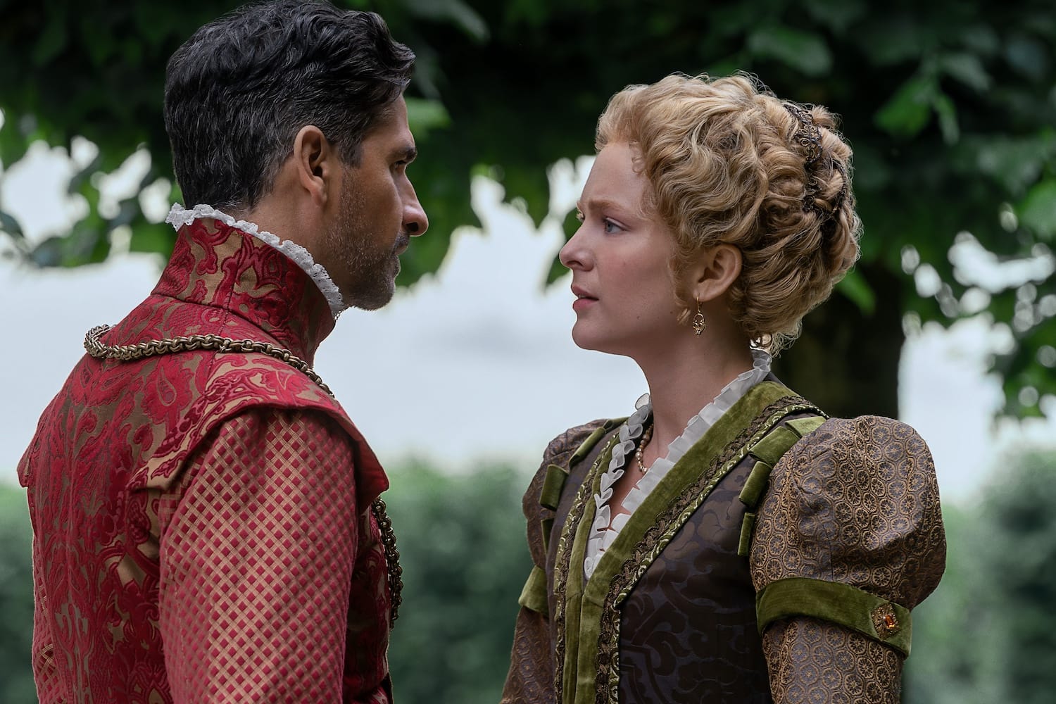 Francois de Guise (Raza Jeffrey) and Princess Margot (Philippine Velge).