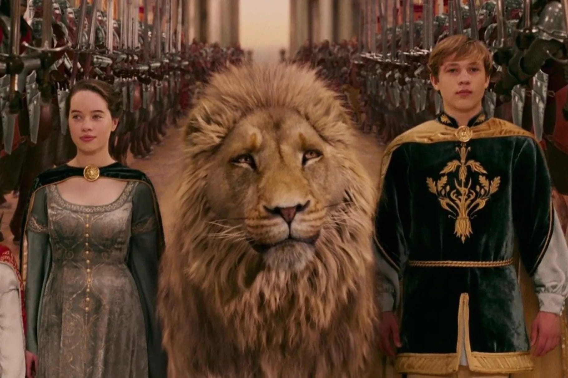 William Moseley and Anna Popplewell with Aslan in "The Chronicles of Narnia: The Lion, the Witch, and the Wardrobe"