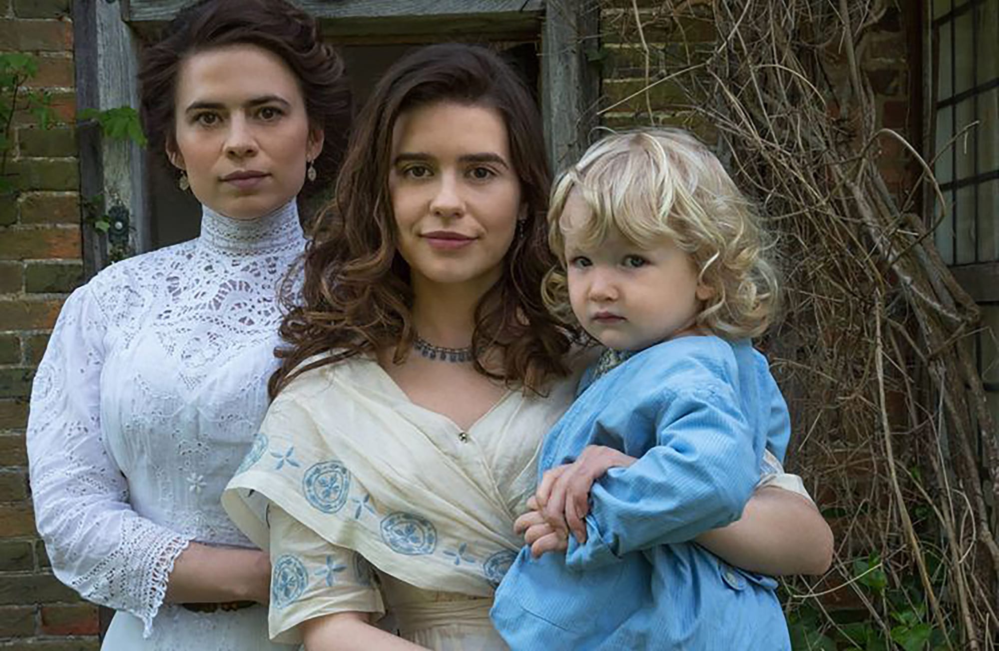 Philippa Coulthard as Helen Schlegel, Hayley Atwell as Margaret Willcox in 'Howards End'