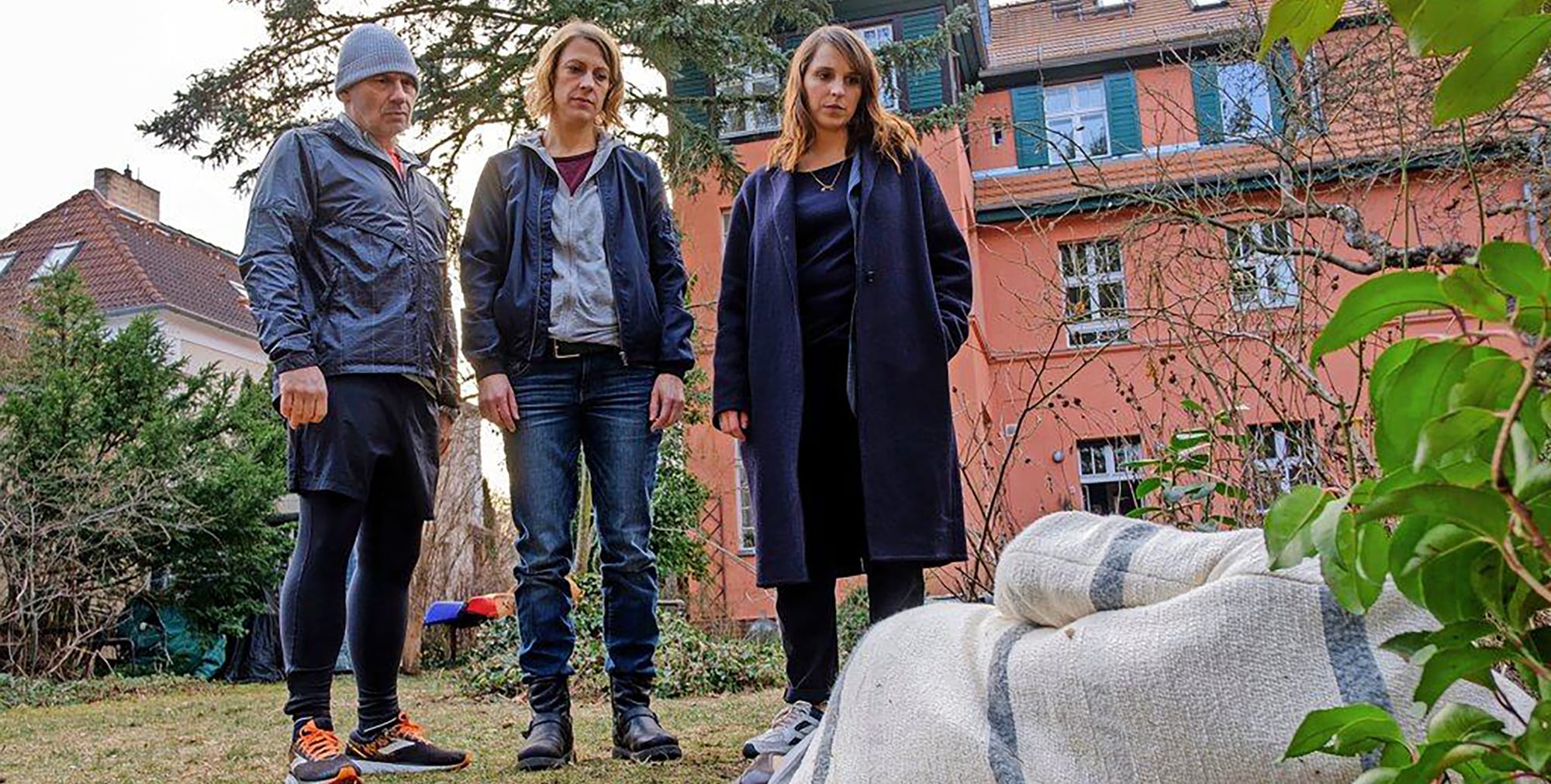 Anja Pahl as Tamara Meurer, Caroline Erikson as Luna Kunath in 'Luna &amp; Sophie' Season 4