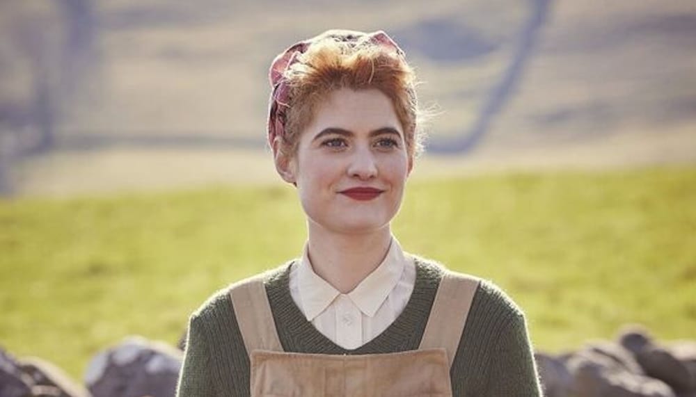 Doris (Caroline Menton).