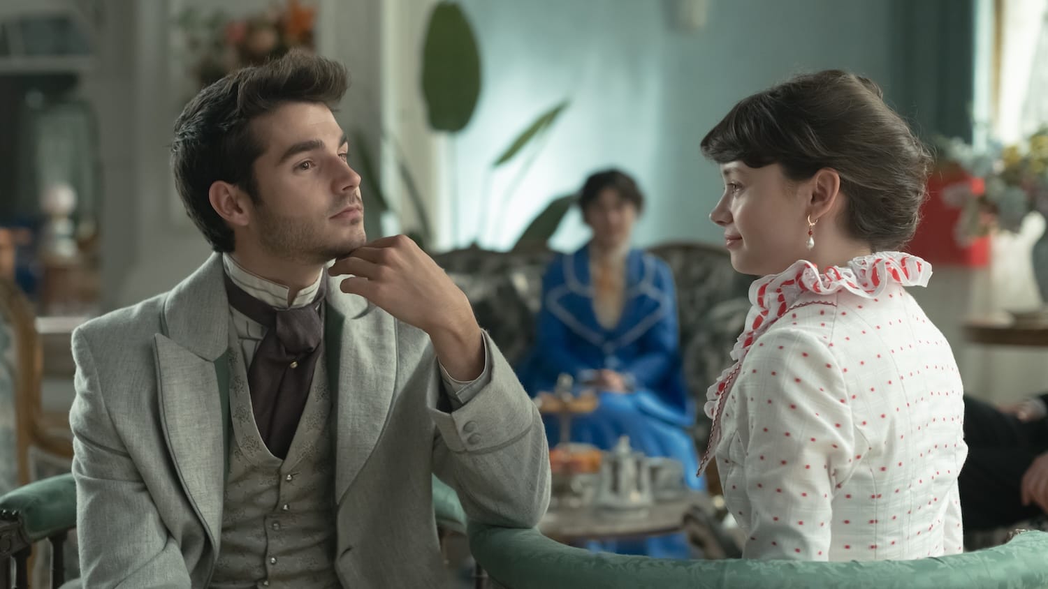 Álvaro Mel as Santiago, Nadia de Santiago as Elena, Isa Montalbán as Cristina in "The Lady's Companion"