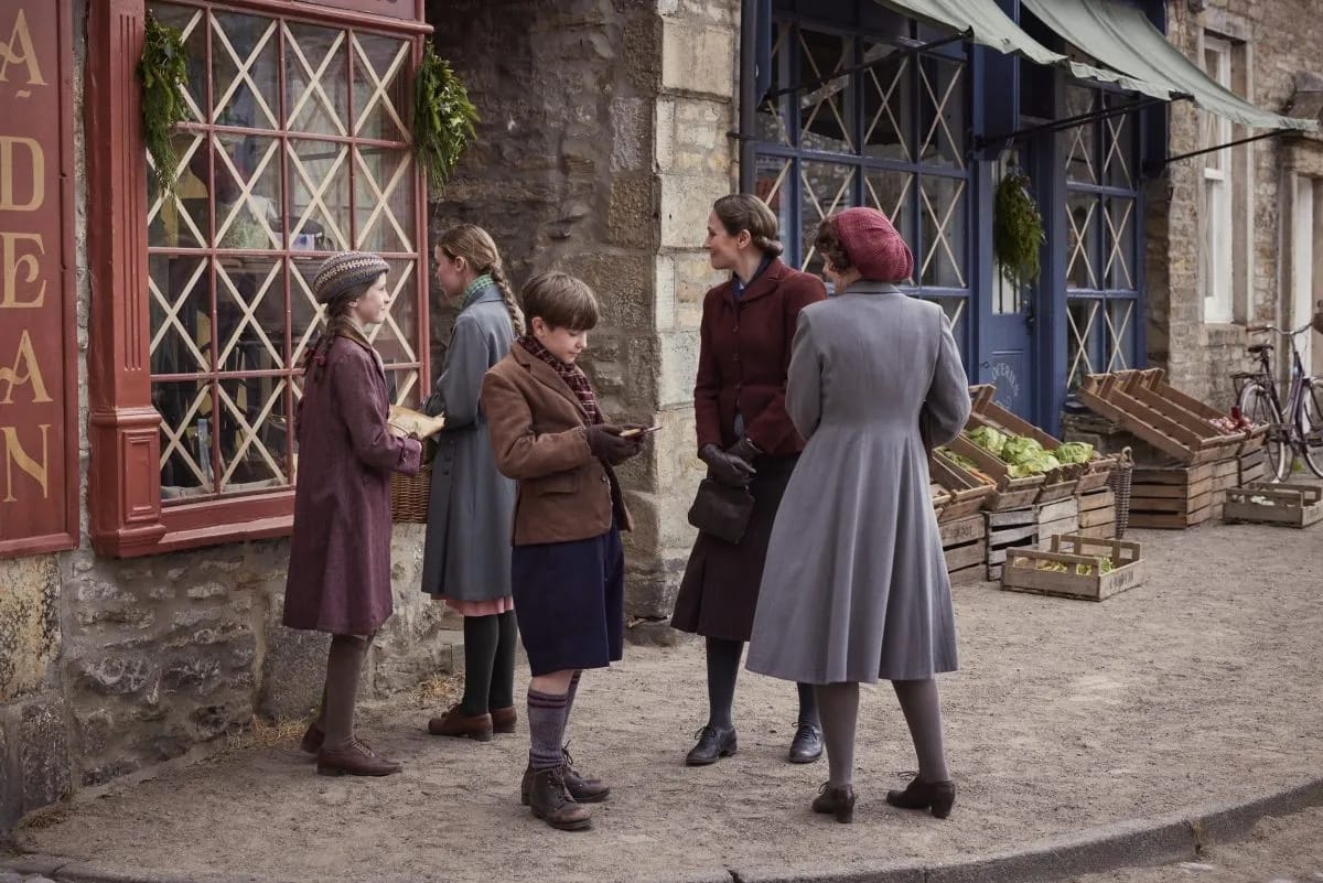 Audrey Hall (Anna Madeley) in negotiation with Ethel Taylor (Becky Simon) over a goose for Christmas dinner.