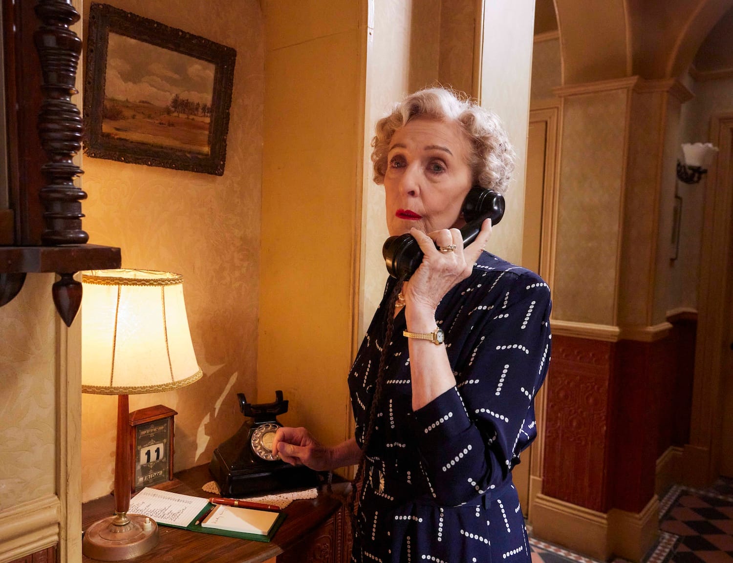 Mrs. Pumphrey (Patricia Hodge),
