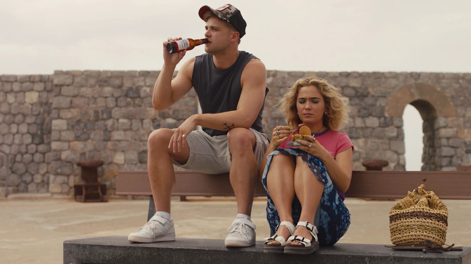 Leo Woodall and Haley Lu Richardson in 'The White Lotus' Season 2