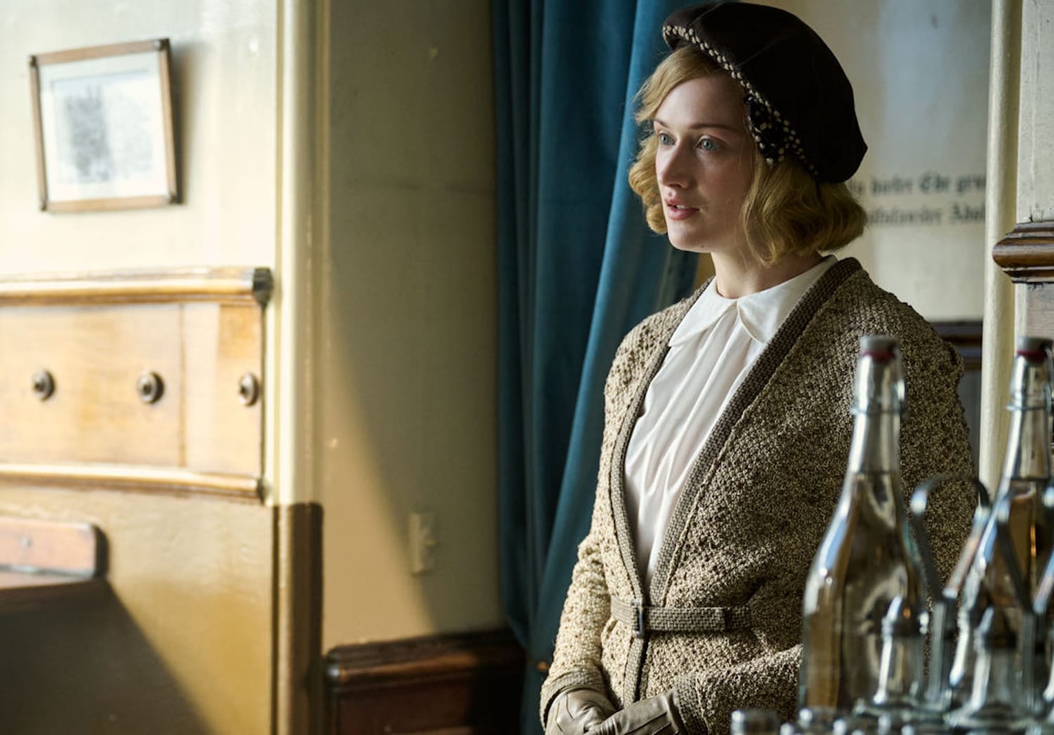 Shannon Watson in "Outrageous"